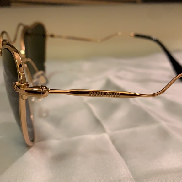Beautiful Miu Miu Women’s Sunglasses - Picture 5 of 7